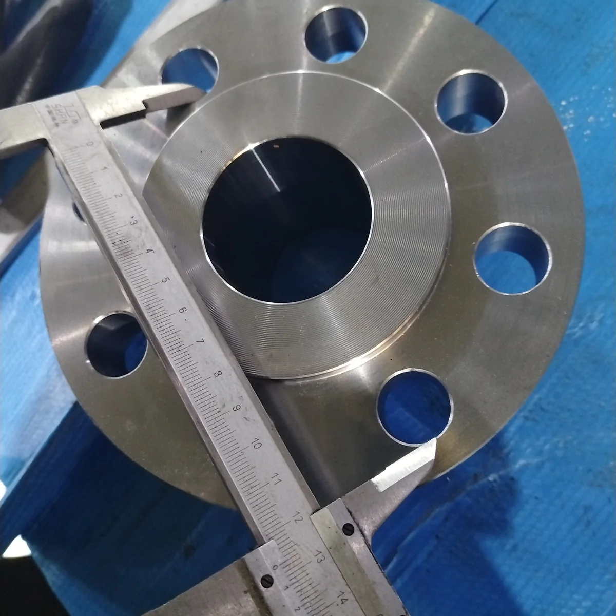 Measuring a weld neck flange