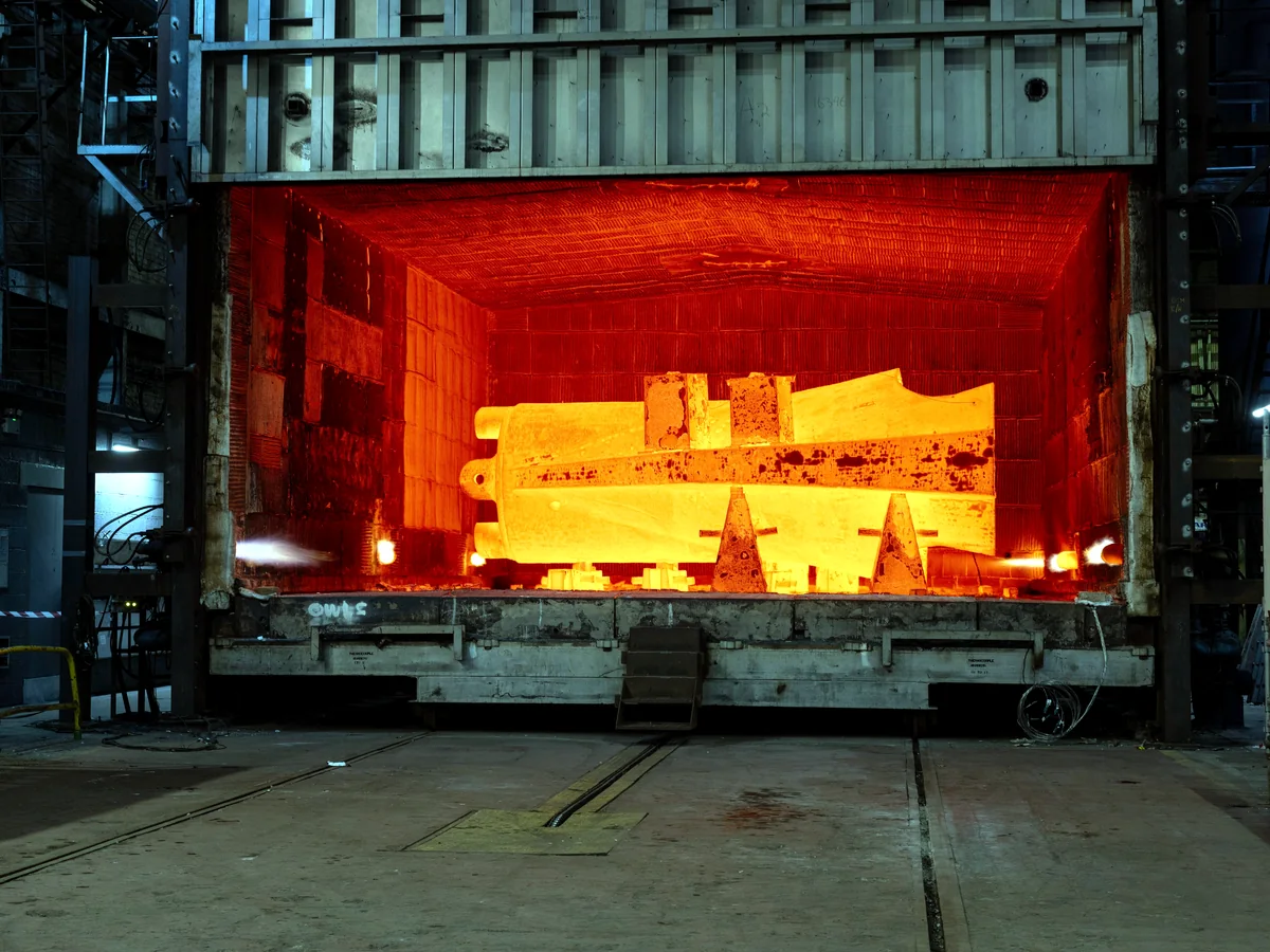 Heat treatment furnace for large forged parts